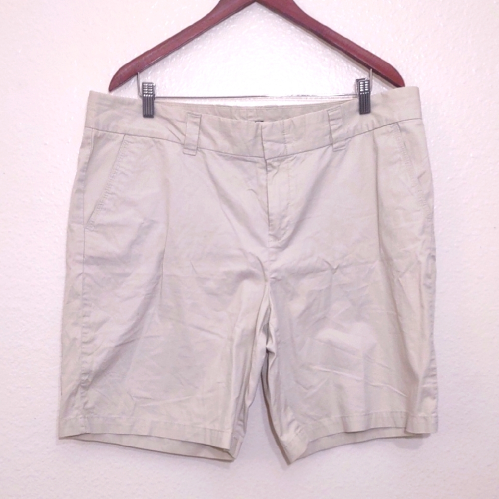 SLIGHTLY USED TOMMY HILFIGER SHORTS SIZE 18 CREAM 2 POCKETS LENGTH 21 INCH